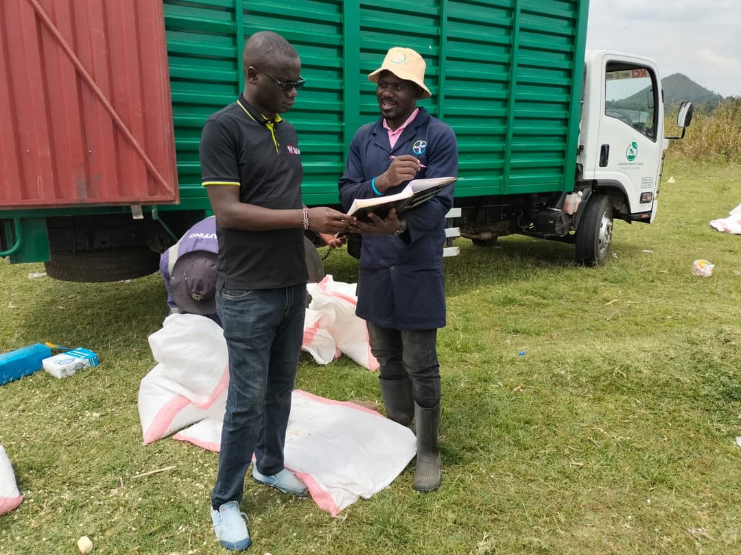 Agronomist training farmers
