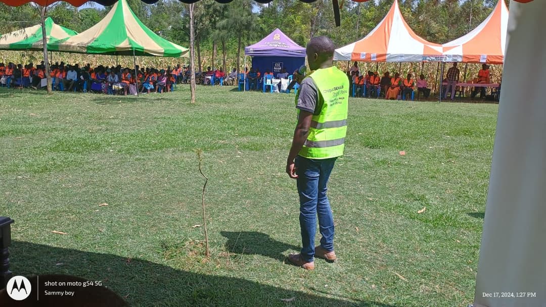 Agronomist training farmers